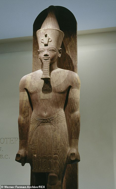 تمثال للملك أمنحتب الثالث