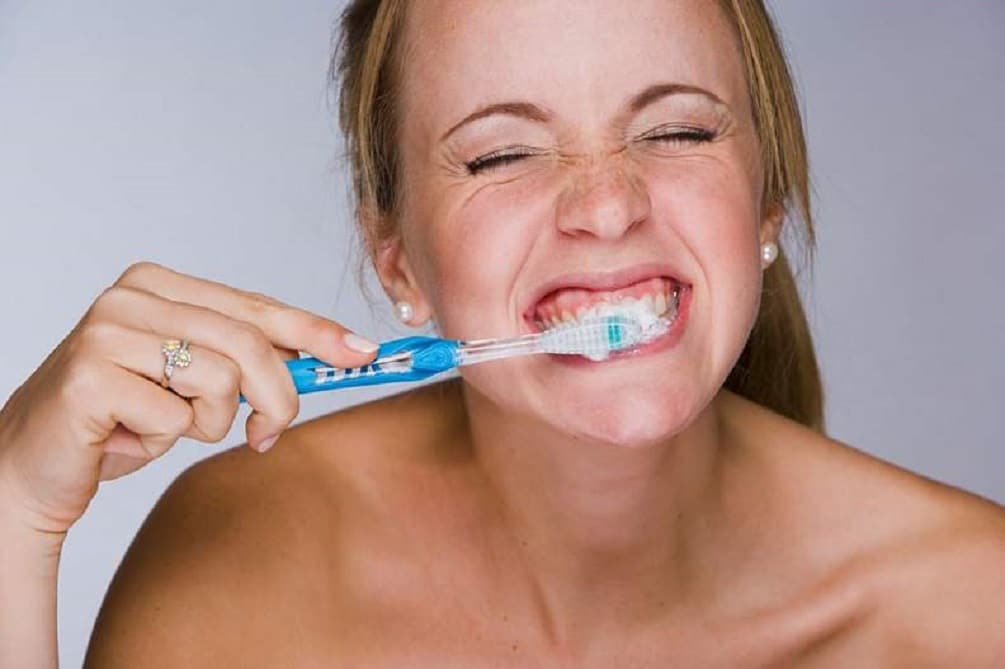 أكثر 10 أخطاء شائعة عند تنظيف أسنانك بالفرشاة أخطاء تنظيف الأسنان بالفرشاة watanserb.com