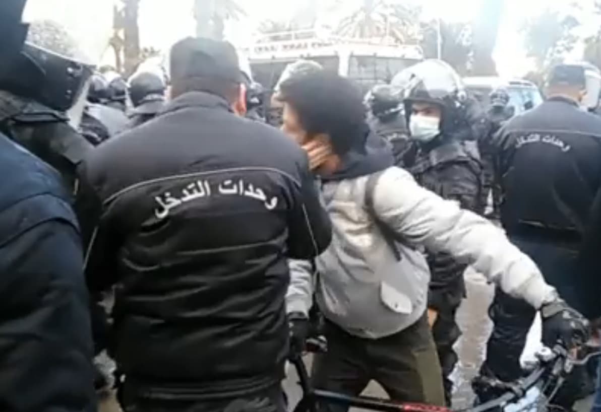 رجل أمن تونسي يصفع مواطناً على وجهه خلال تظاهرات الجمعة بذكرى الثورة watanserb.com