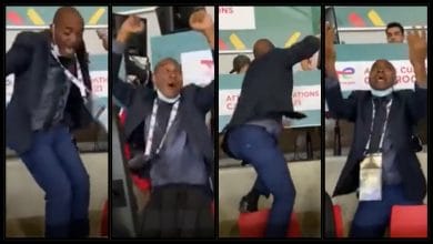 الفرحة الجنونية لمعلق رياضي من غينيا الاستوائية بعد فوزه بلاده على الجزائر watanserb.com