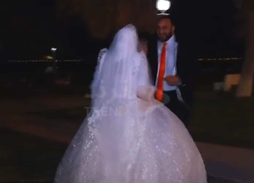 عروسان مصريان يهربان من الموكب ويرقصان في ساحة الإرادة بالكويت (فيديو)
