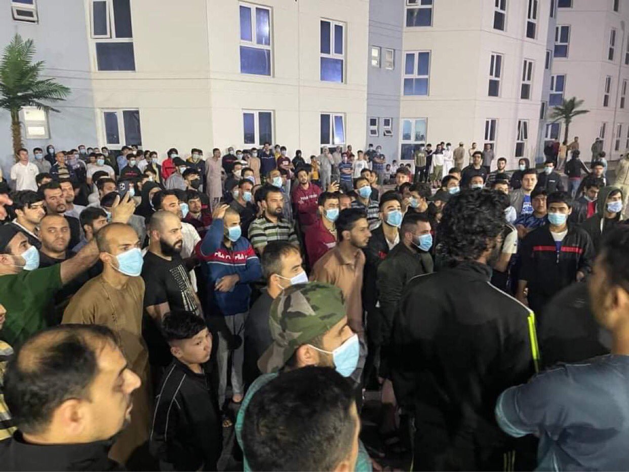 مئات اللاجئين الأفغان يتظاهرون في مخيم بمدينة أبوظبي watanserb.com