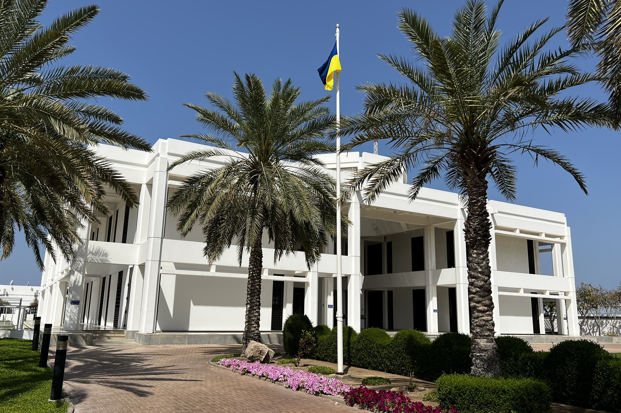 السفارة البريطانية في سلطنة عمان ترفع العلم الأوكراني watanserb.com