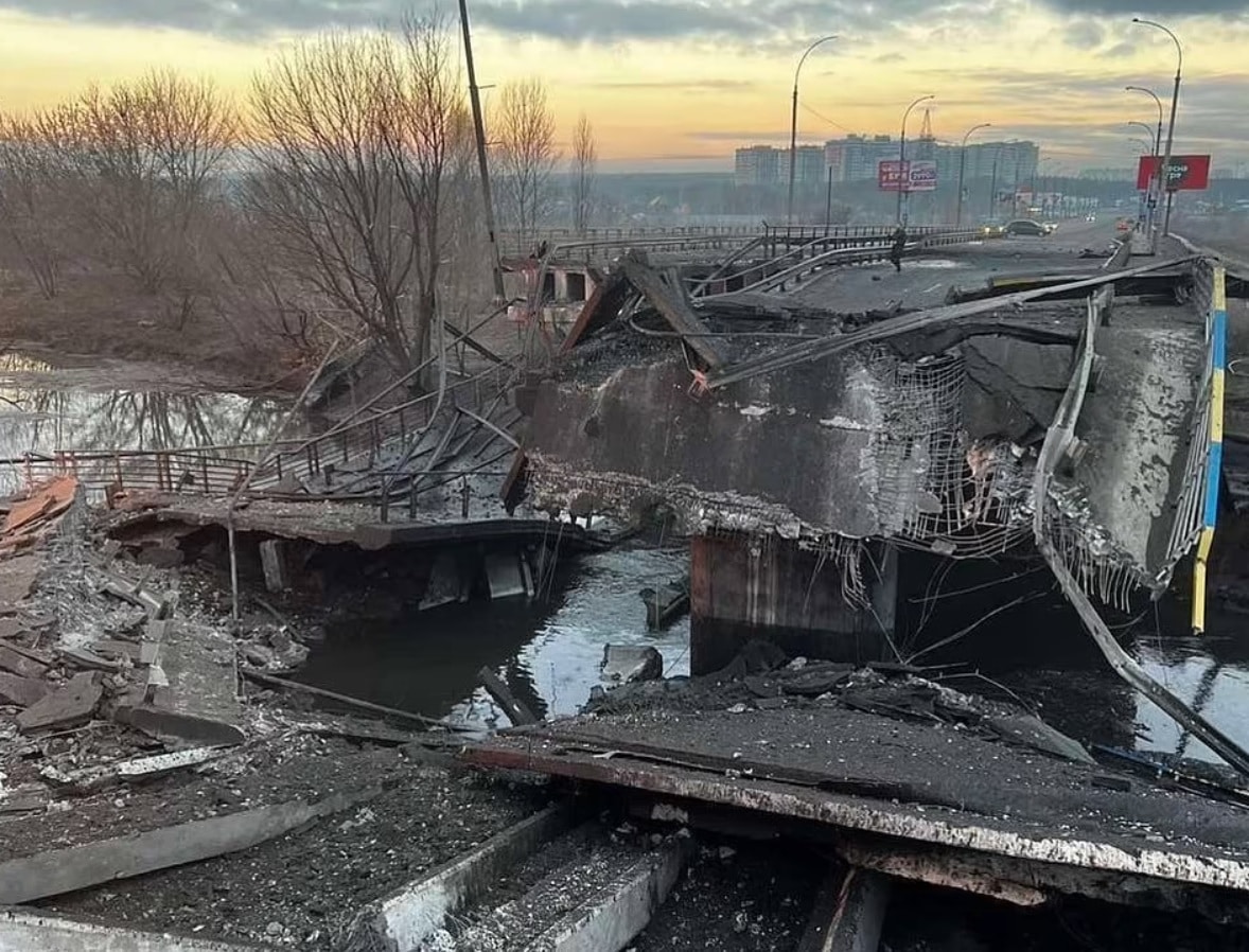 القوات الأوكرانية تدمر الجسور حول كييف watanserb.com
