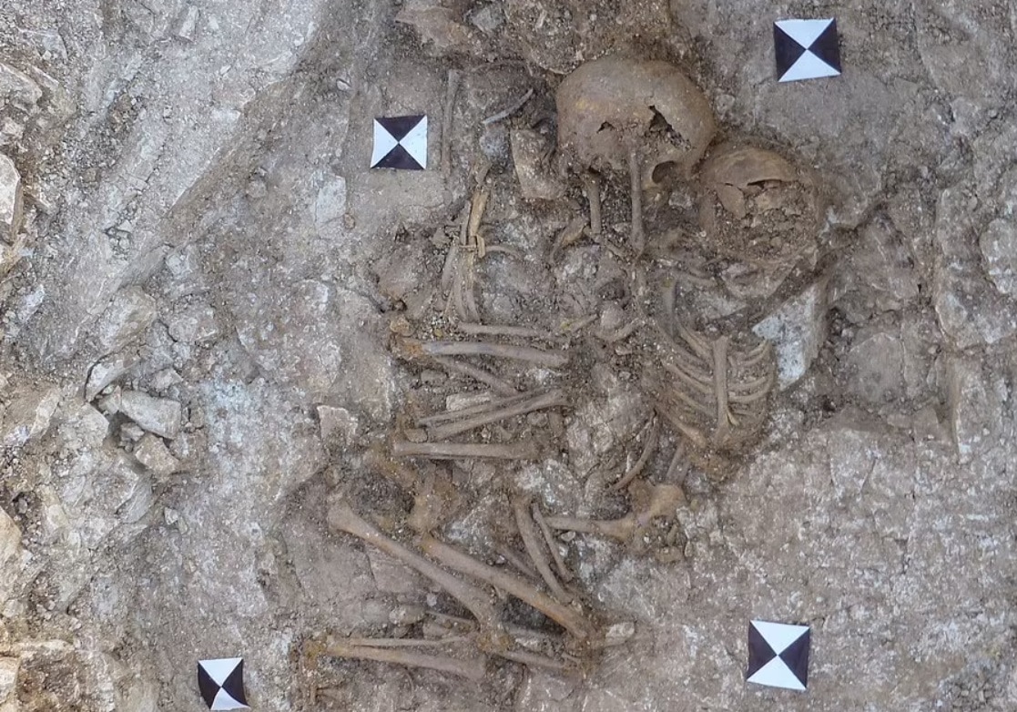 3 أطفال دُفنوا في قبر واحد قبل 5000 عام watanserb.com