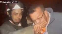 مذيع يقبل يد أحد عناصر فريق انقاذ الطفل ريان watanserb.com