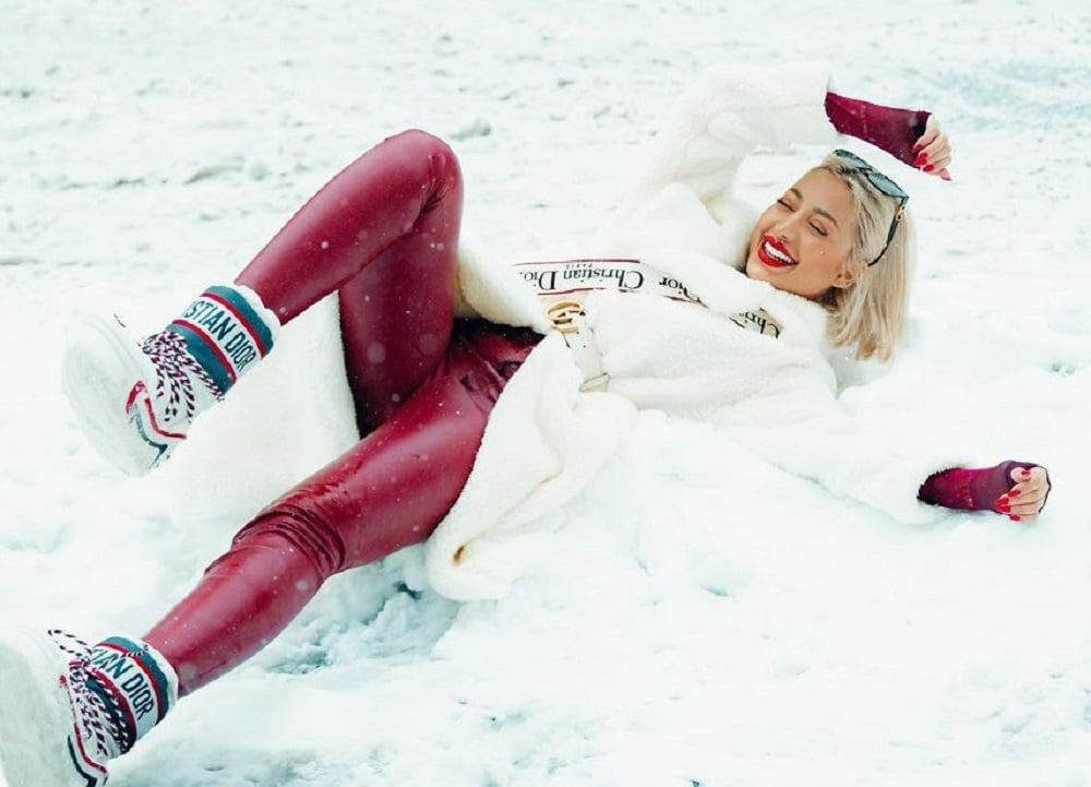 مودل روز بوضعية خادشة على سريرها مع نصيحة غريبة لجذب الشباب watanserb.com