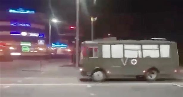 حافلات تنقل جثث جنود روس