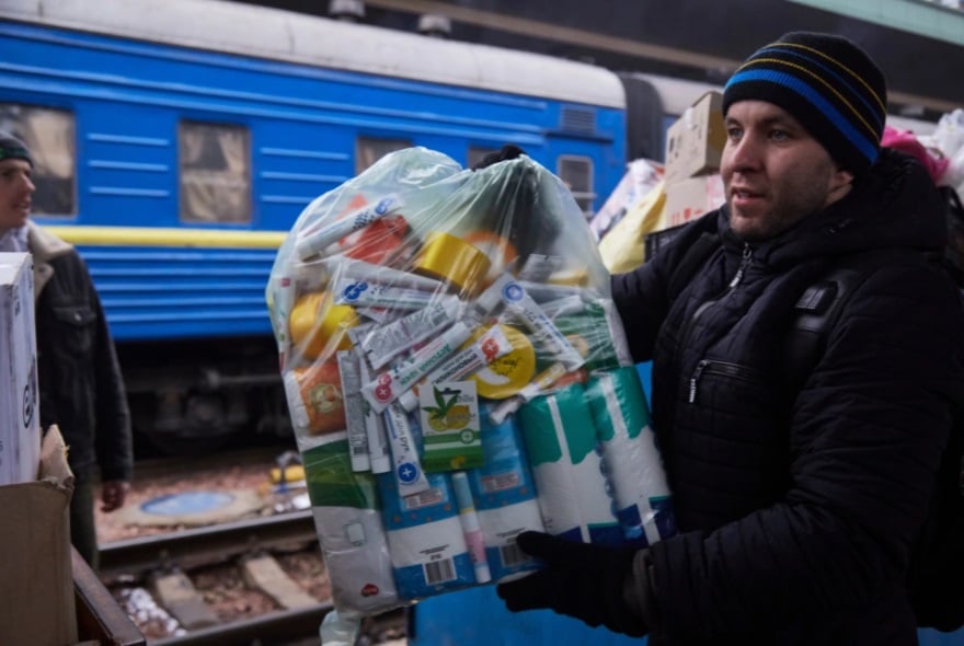 إمدادات أوكرانيا من الغذاء والدواء مهمة لمقاومة الروس