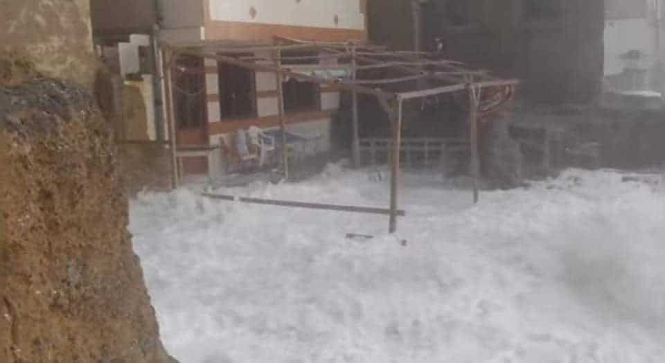 عواصف مطرية هائلة تضرب جزيرة أرواد السورية watanserb.com