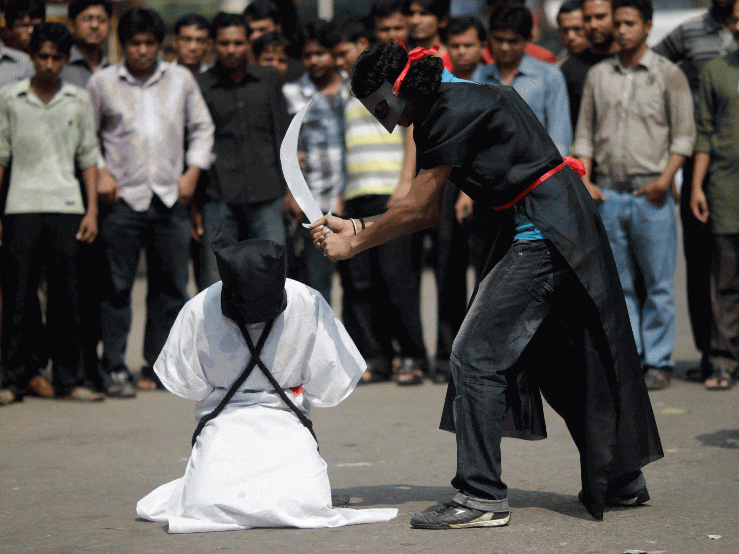 إعدام سعوديين اختطفا حدثاً واغتصباه بالقوة والتهديد watanserb.com