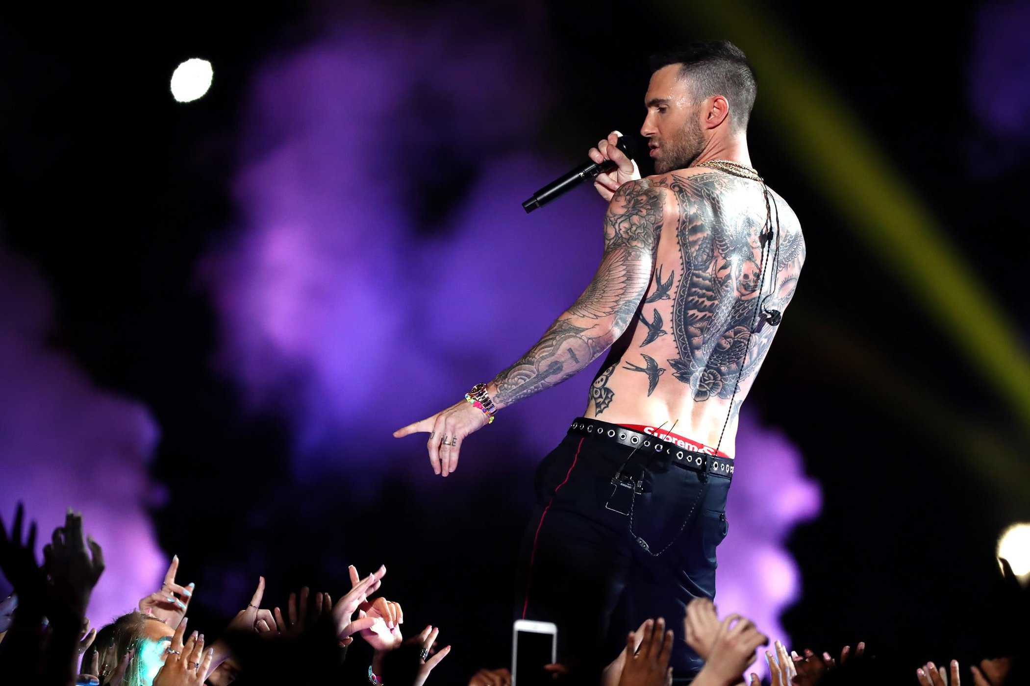 ناشطون مصريون يطالبون بمقاطعة حفل فرقة Maroon 5 العالمية في الأهرامات تضامناً مع فلسطين! watanserb.com