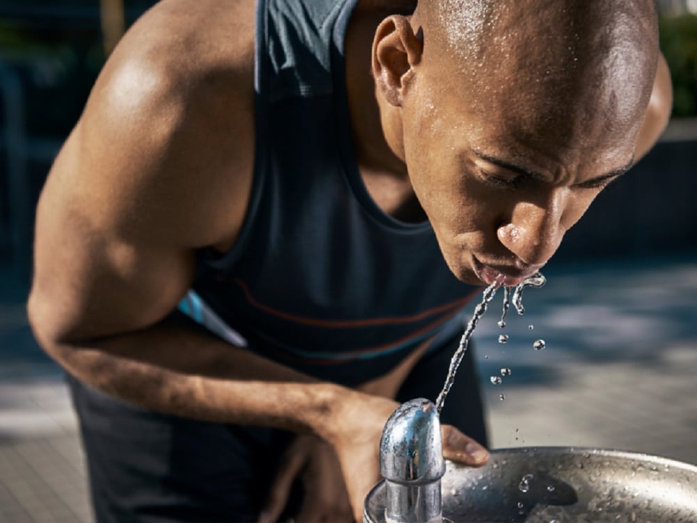 شرب الماء بهذه الطريقة الخاطئة يقتل أكثر من 7% حول العالم! watanserb.com