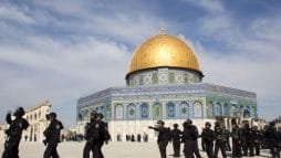 الحراك في الداخل المحتل قوات الاحتلال أثناء مواجهات في الأقصى watanserb.com