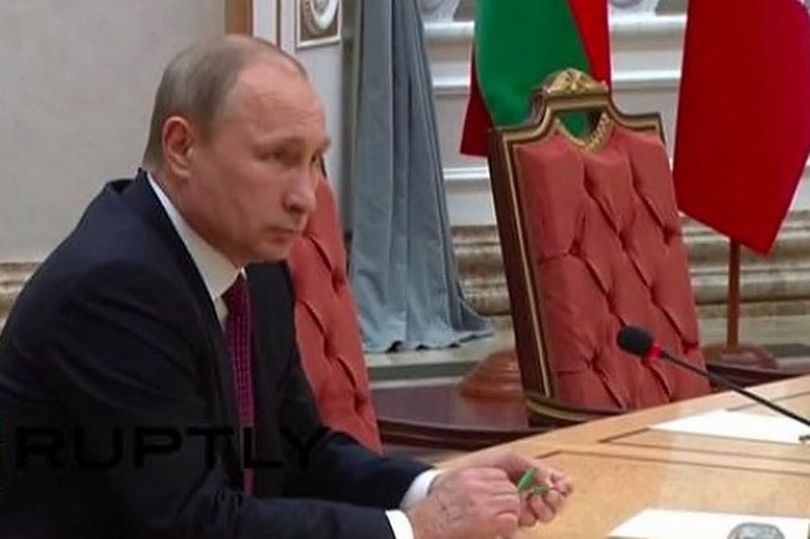 الرئيس الروسي فلاديمير بوتين يكسر قلم رصاص watanserb.com
