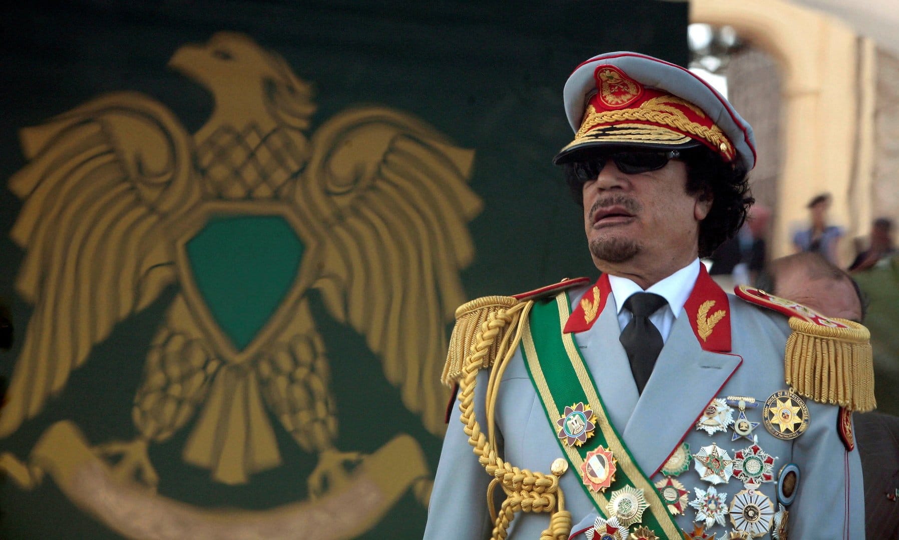 الزعيم الليبي الراحل معمر القذافي يخدع قطر والإمارات watanserb.com