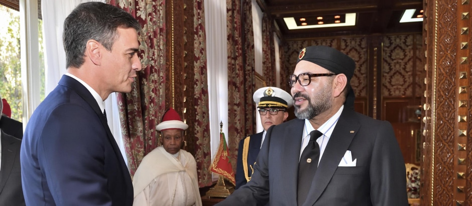 العاهل المغربي الملك محمد السادس ورئيس الوزراء الإسباني بيدرو سانشيز watanserb.com