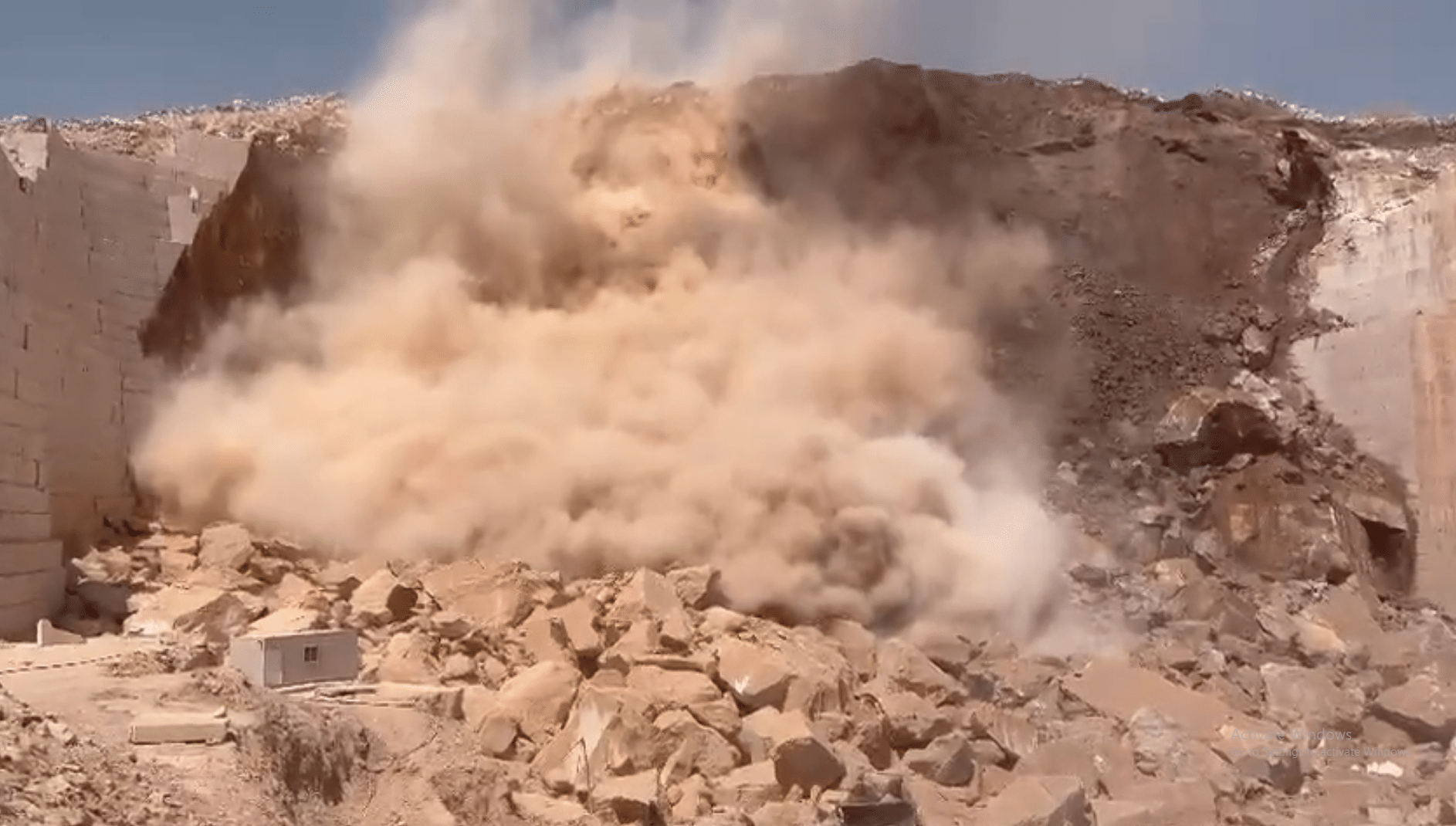 انهيار جبلي في ولاية عبري شمال سلطنة عمان watanserb.com
