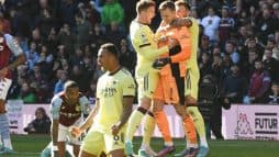 احتفال فريق أرسنال بعد تحقيق الفوز على أستون فيلا في الدوري الإنجليزي watanserb.com