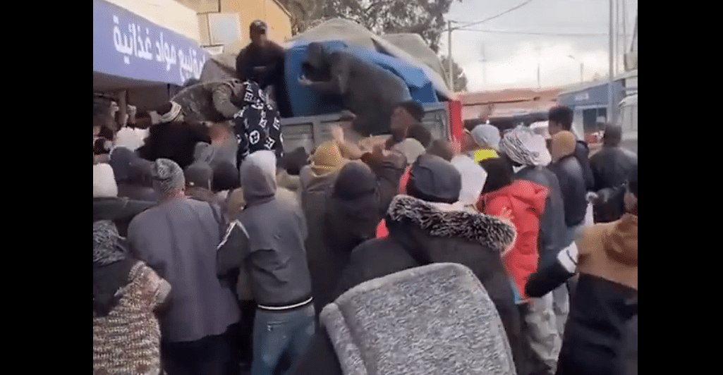 تونسيون ينهبون شاحنة بضائع watanserb.com
