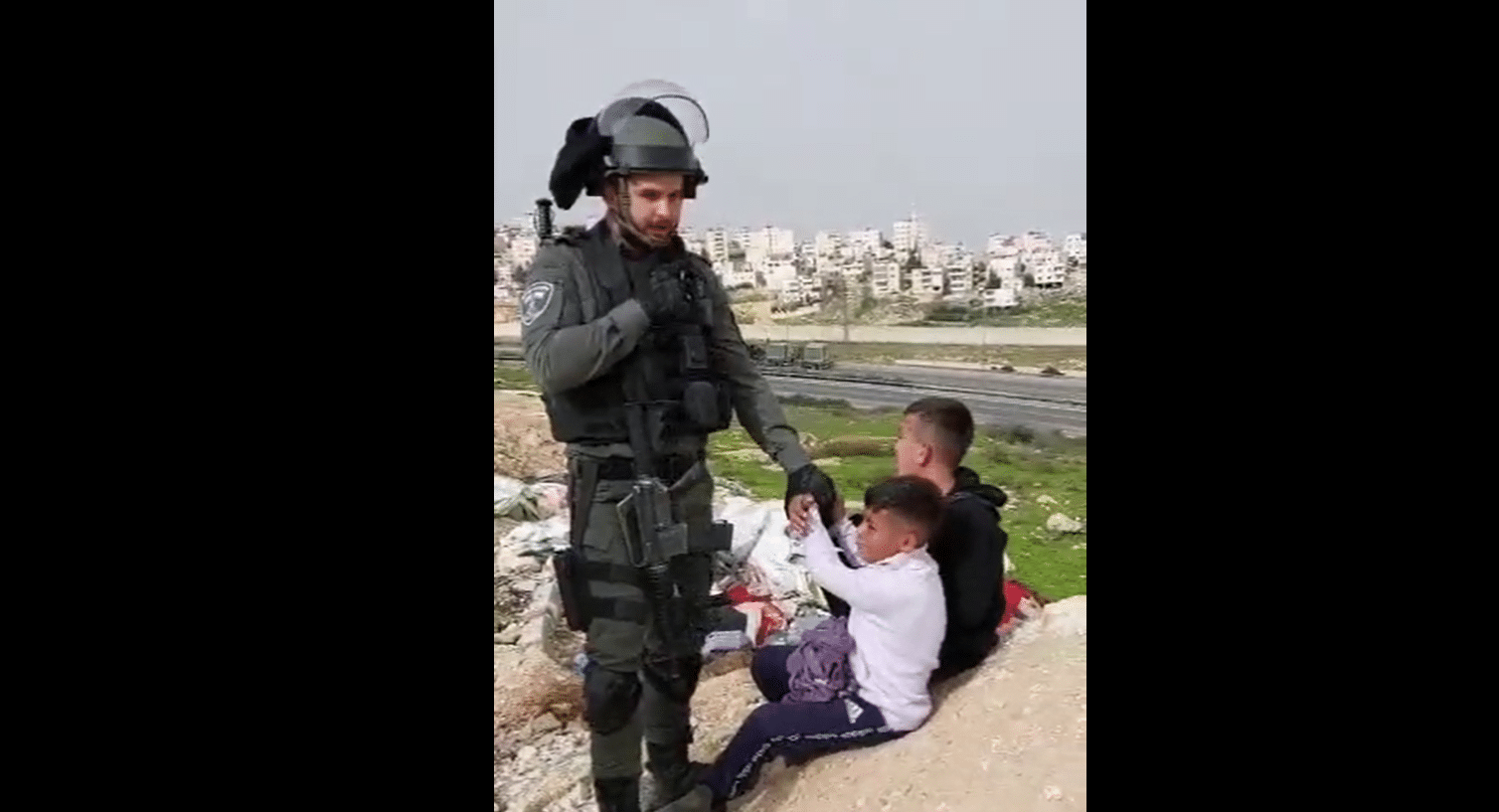 حفيظ دراجي يعلق جندي إسرائيلي يعتقل طفلين فلسطينيين في العيسوية watanserb.com