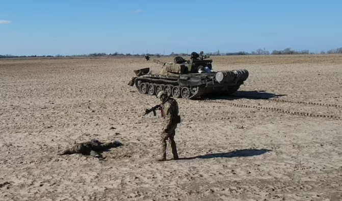 جندي روسي يسلم نفسه ودبابته للجيش الأوكراني watanserb.com