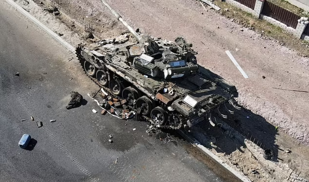 جنود روس ودبابة روسية مدمرة في أوكرانيا watanserb.com