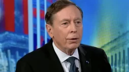 ديفيد بتريوس القائد الأسبق للقيادة المركزية بالجيش الأمريكي watanserb.com