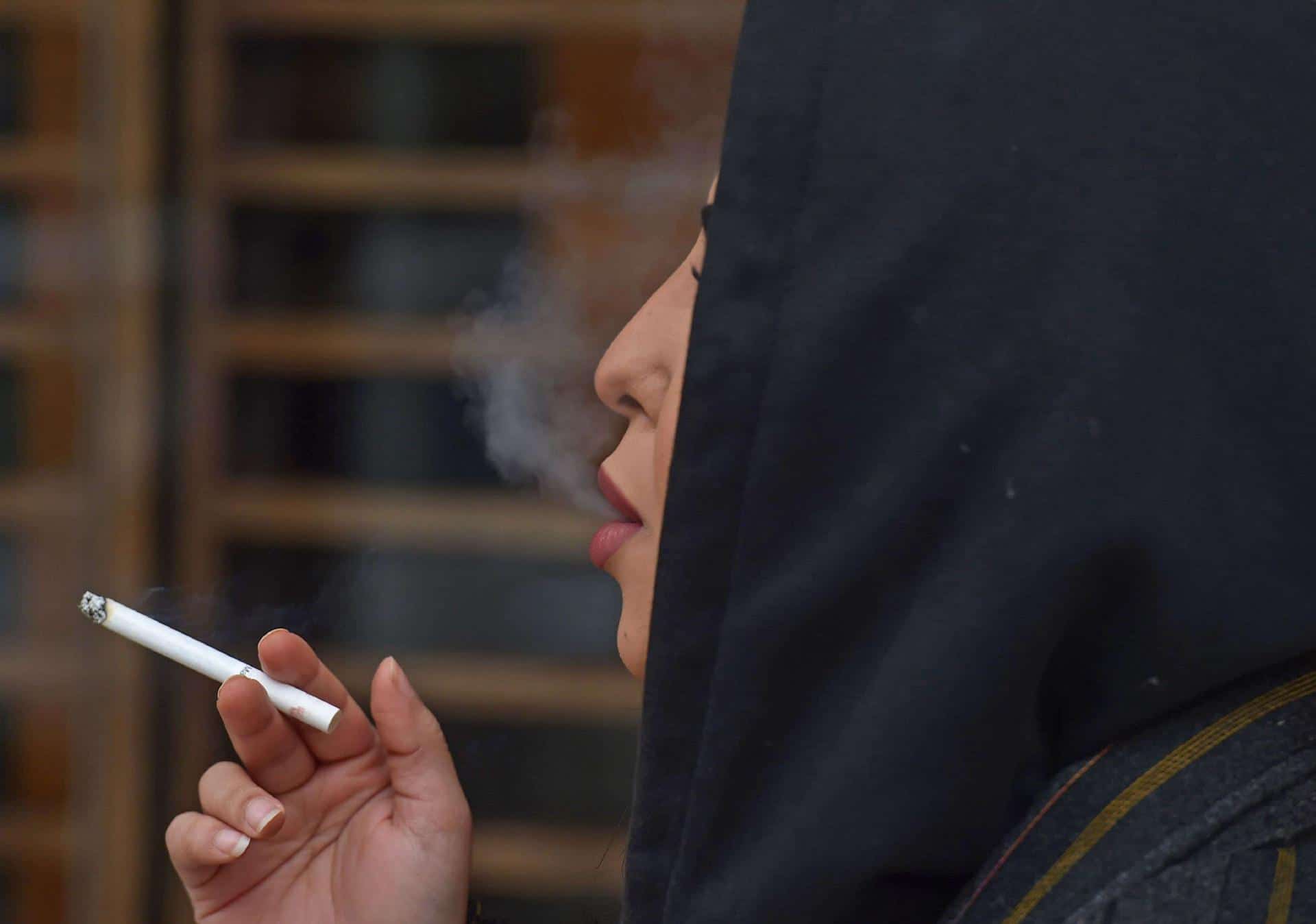 زوج سعودي يطلق زوجته بعد اكتشافها أنها تدخن watanserb.com