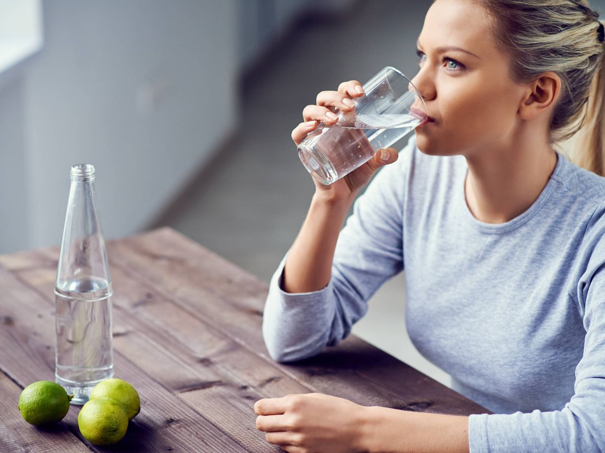 هل شرب الماء عند الاستيقاظ من النوم مفيد؟ watanserb.com