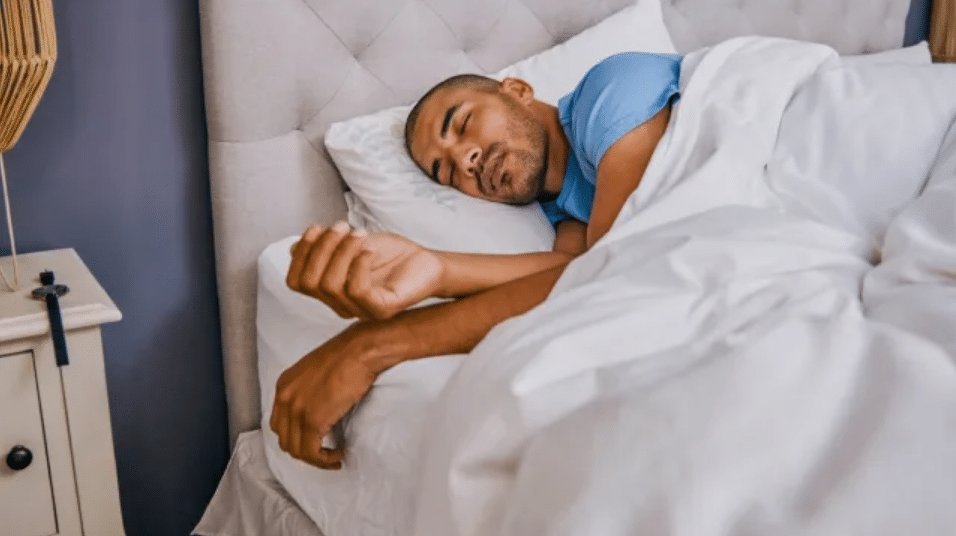 وضعية النوم السيئة قد تؤذي العمود الفقري watanserb.com