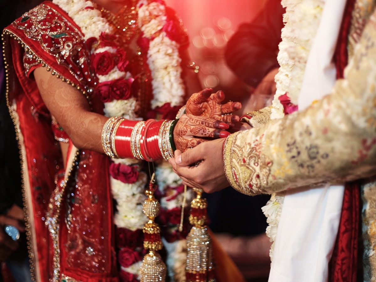 في الهند.. عريس يترك عروسه يوم زفافهما بسبب ما لاحظه أثناء تناولهما الطعام! watanserb.com