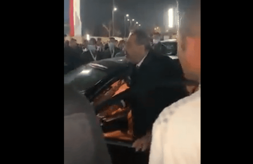 مجدي عبدالغني يعتدي على رجل أمن مصري watanserb.com