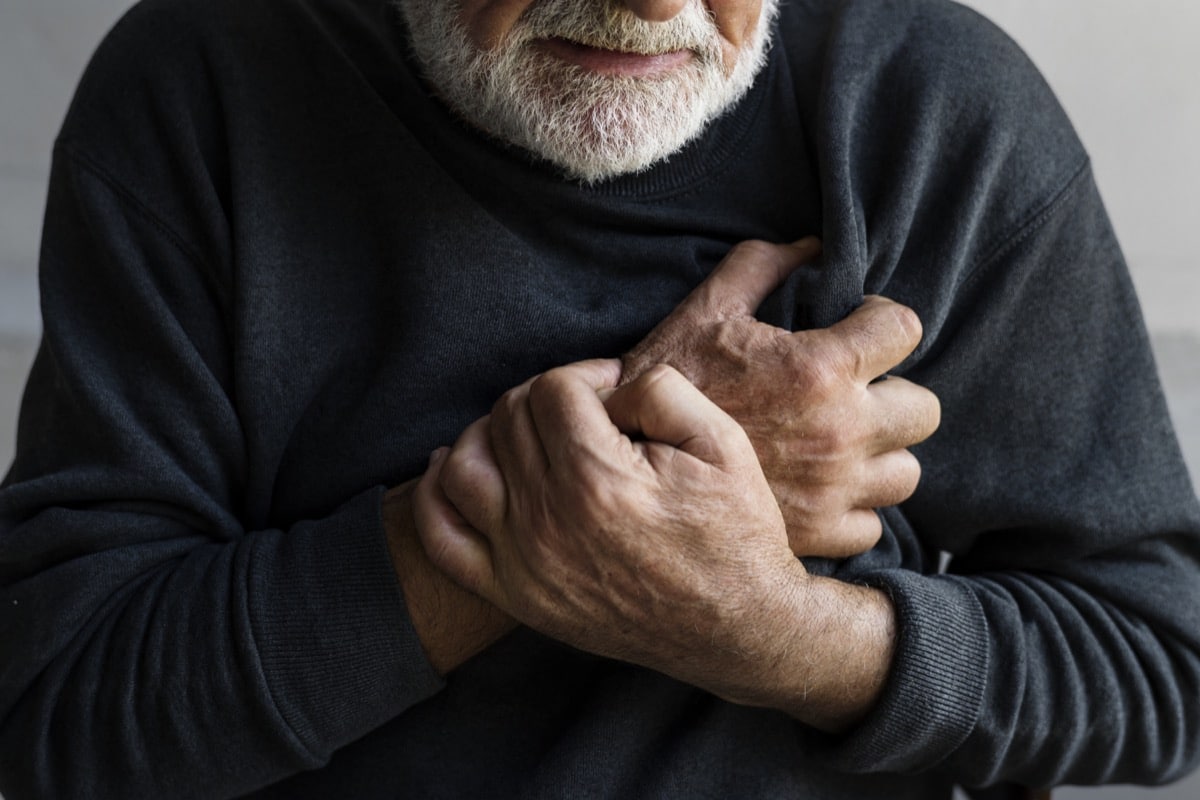 يزيد العمر أيضًا من خطر الإصابة باضطراب نظم القلب
