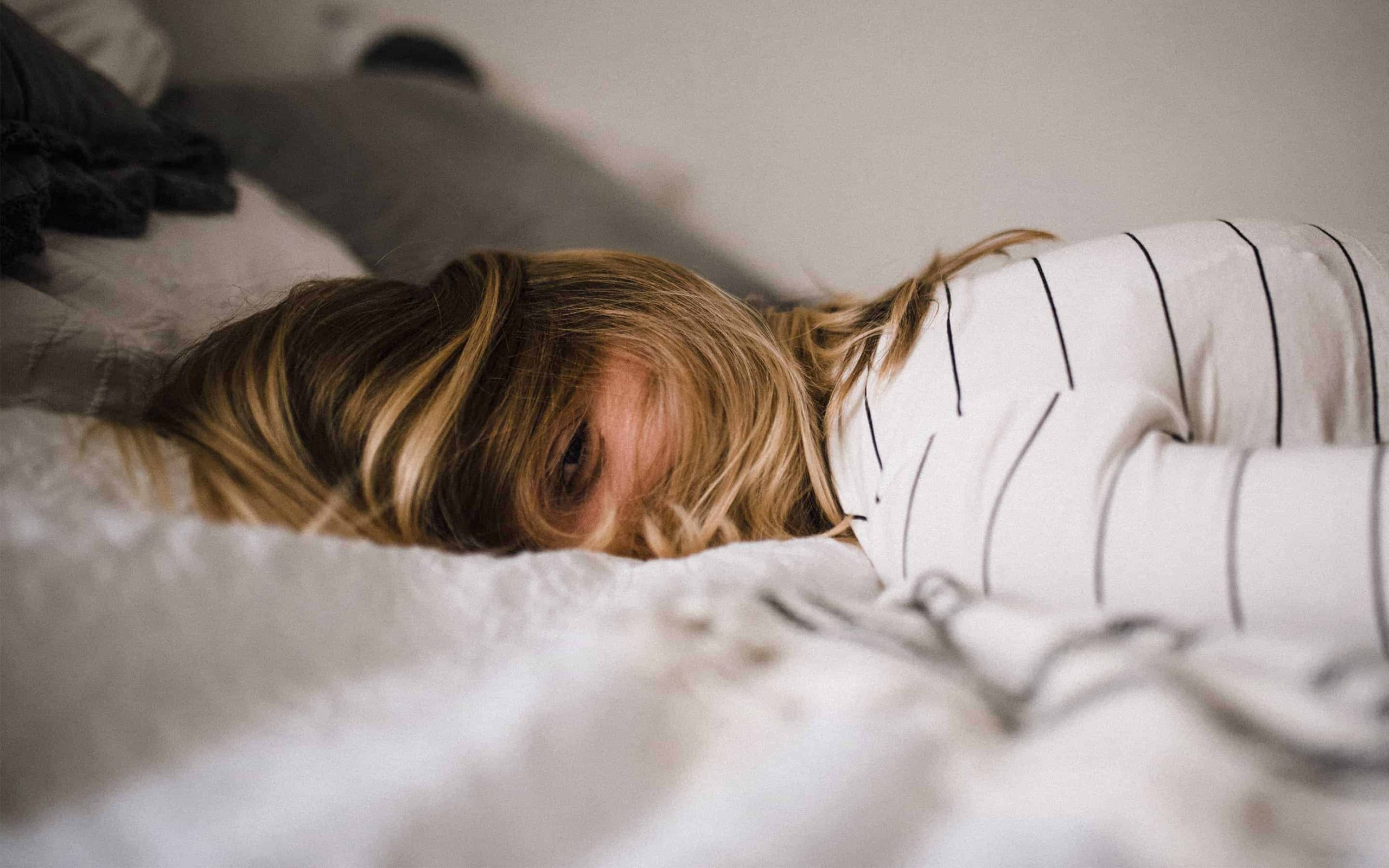 تعمل الغدة الصنوبرية على تنظيم دورة النوم وإنتاج الميلاتونين، الذي يشارك في عملية النوم الأكثر هدوءًا أو أقل.