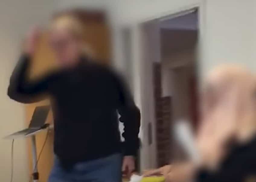 معلمة سويدية تعتدي على طالبة محجبة watanserb.com