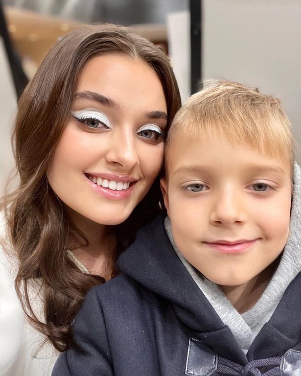ملكة جمال أوكرانيا السابقة مع ابنها watanserb.com