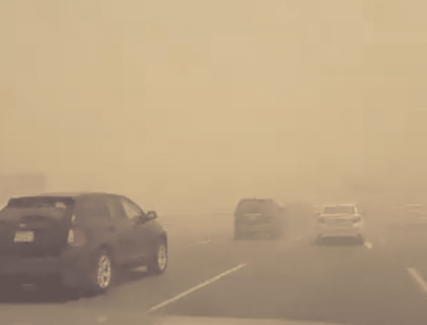 موجة غبار شديدة تحوّل النهار ليل على حدود السعودية الأردنية (فيديو) watanserb.com