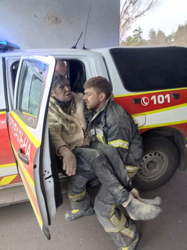 تم إنقاذ المرأة في بلدة روبيجني بمنطقة لوهانسك (الصورة: رويترز)
