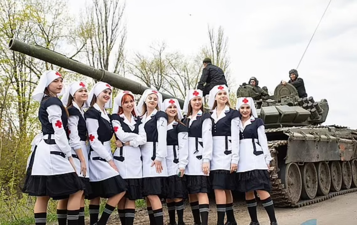 عارضات أزياء ومؤثرات يدعمن القوات الروسية