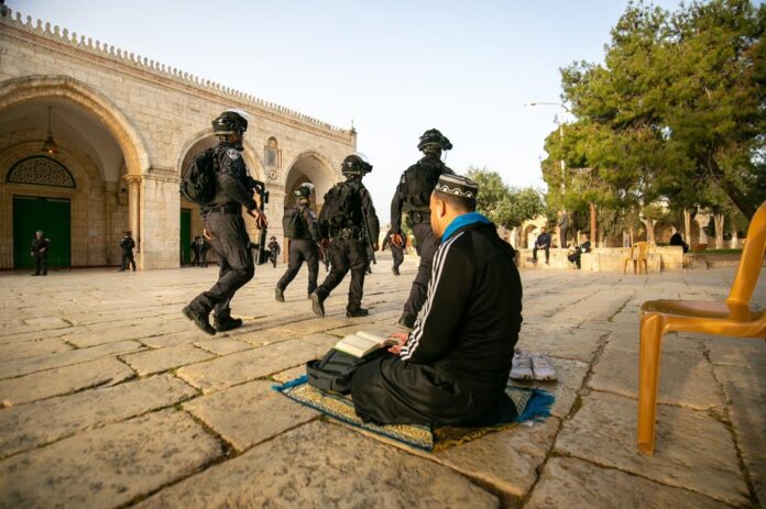 مستوطنون بحماية شرطة الإحتلال يدنسون المسجد الأقصى
