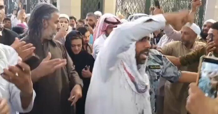 اعتداء لفظي على رئيس الوزراء الباكستاني شهباز شريف والوفد المرافق داخل المسجد النبوي watanserb.com