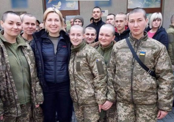 الجيش الروسي يقص شعر أسيرات أوكرانيات قبل تسليمهن watanserb.com
