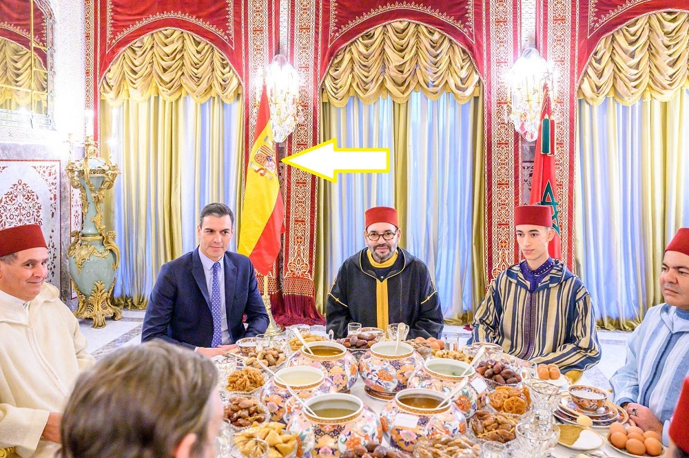 العلم الإسباني بالمقلوب خلال لقاء سانشيز بملك المغرب محمد السادس watanserb.com