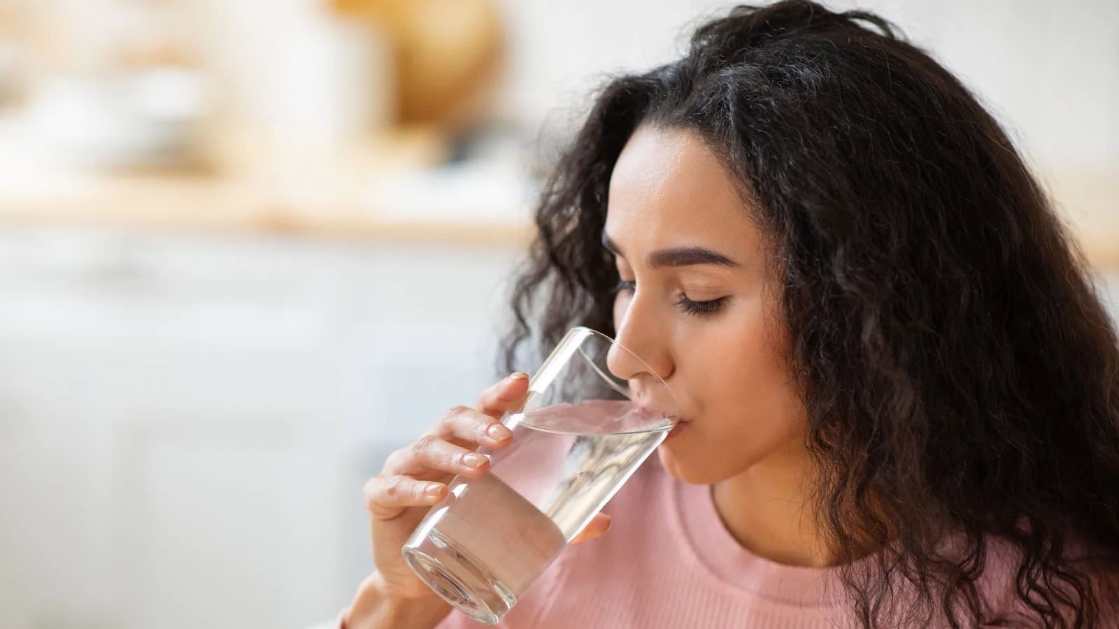5 أسباب ستجعلك تتخلى عن شرب الماء البارد watanserb.com