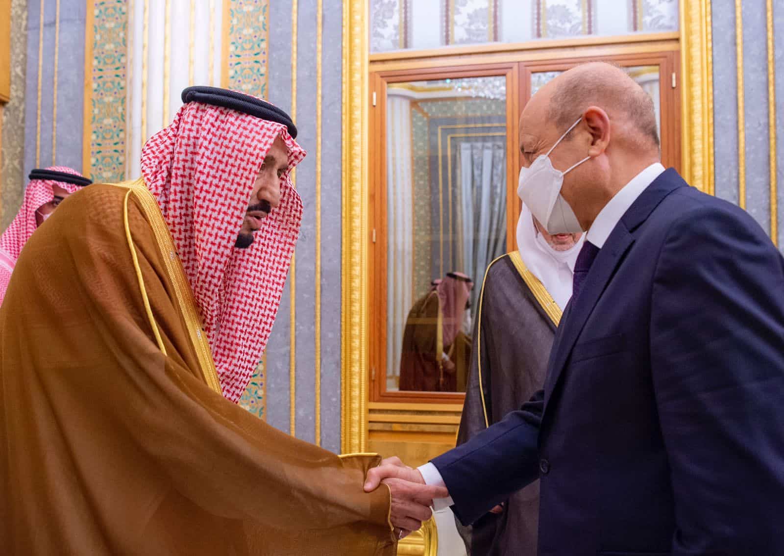 الملك سلمان يستقبل رئيس مجلس القيادة الرئاسي