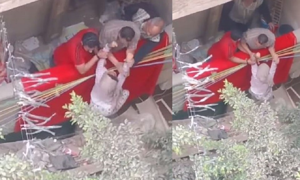 مصر.. شخص يعذب طفلة بطريقة وحشية من أعلى شرفة (فيديو) watanserb.com