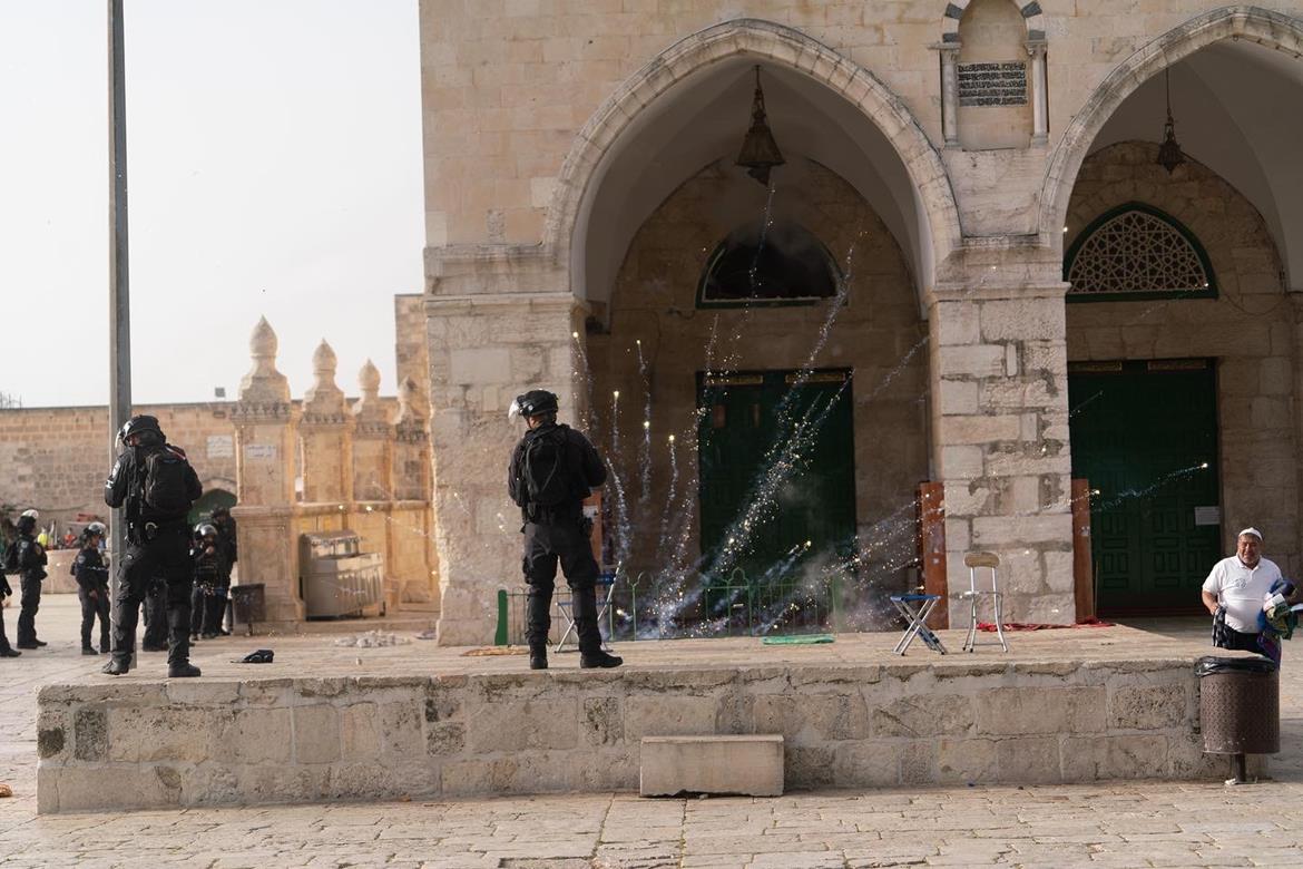 حصار المعتكفين في المسجد الأقصى
