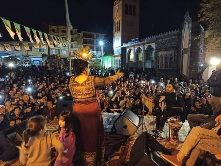 حفل غنائي بجوار مسجد في الجزائر
