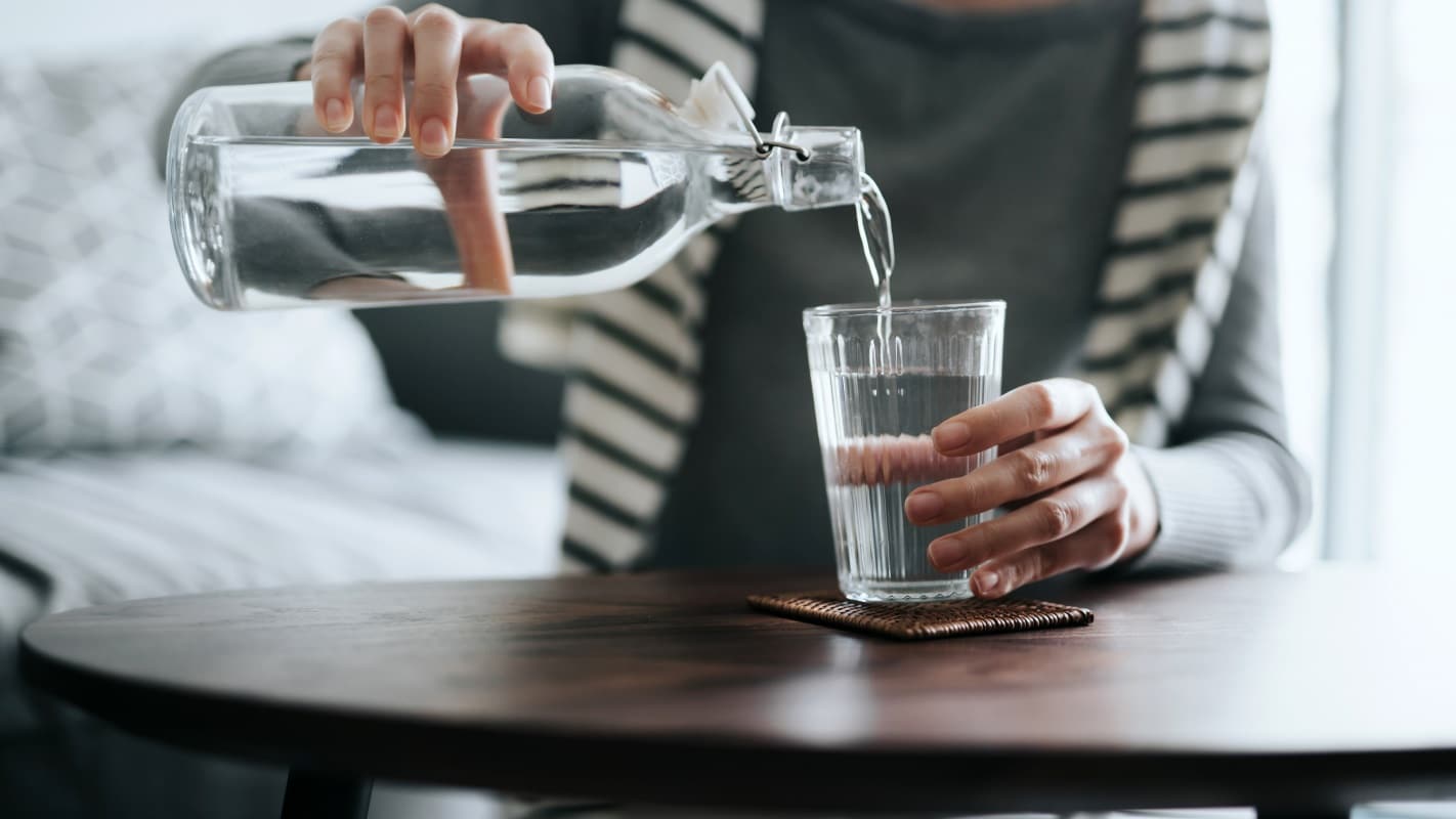 شرب الماء خلال الوجبات يضر بصحة الإنسان